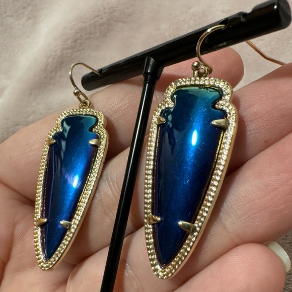 Kendra Scott Sky Arrowhead Gold Earrings in Black Iridescent - Picture 9 of 11